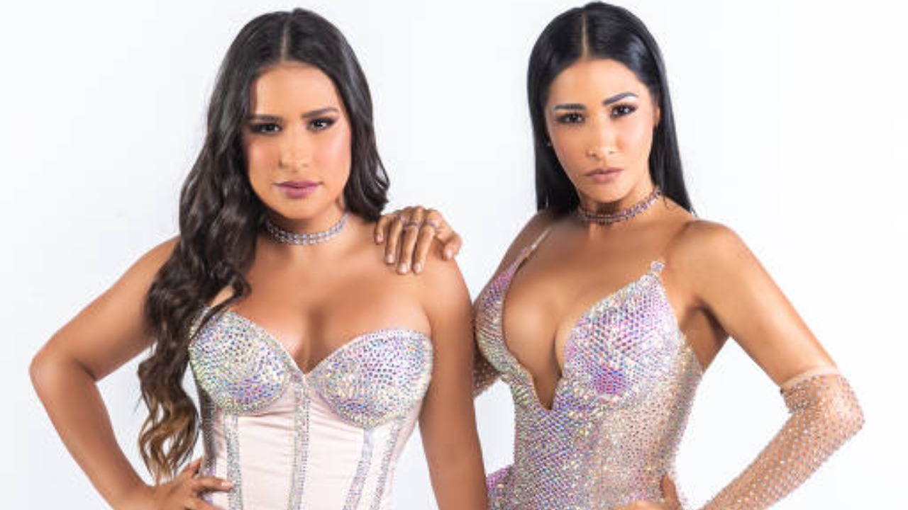 No momento em que cantava a canção "Amiga", a artista mostrou fotos da irmã em um telão rodeado de flores e efeitos especiais