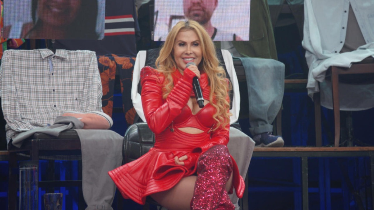 No momento, a artista cantava virada para uma câmera e foi dançando para trás, quando tropeçou e caiu de costas