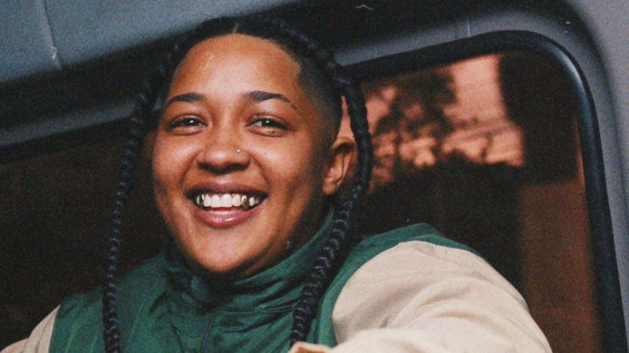 ‘Beira do Mar’ é a novidade da rapper, com produção musical de Rizzi Get Busy, ela esbanja positividade em som inspirado no afrobeat