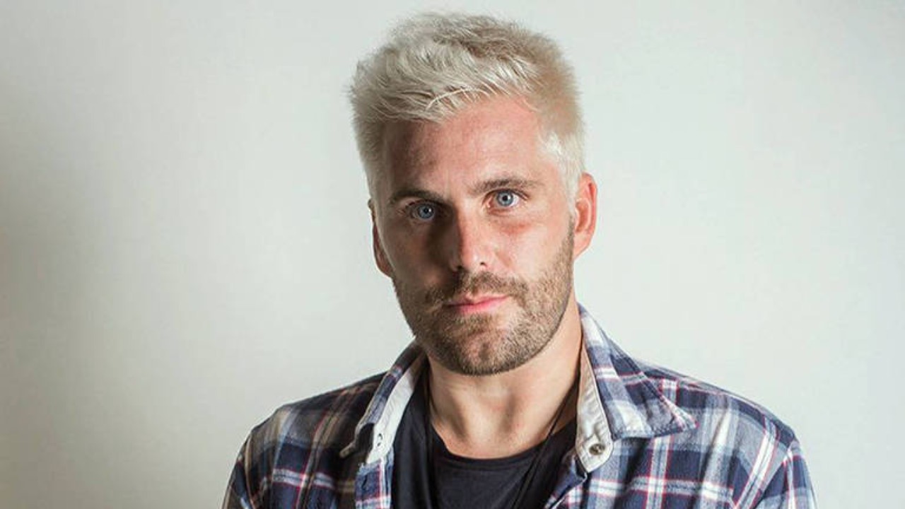 Em suas redes sociais, ele acusou a mãe de um jovem que foi assassinado numa chacina do Jacarezinho de posar com um fuzil