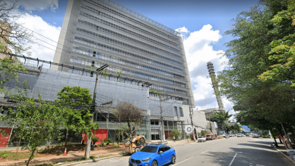 Trabalhador cai de edifício e atinge pedestres na av. Morumbi, em SP ...