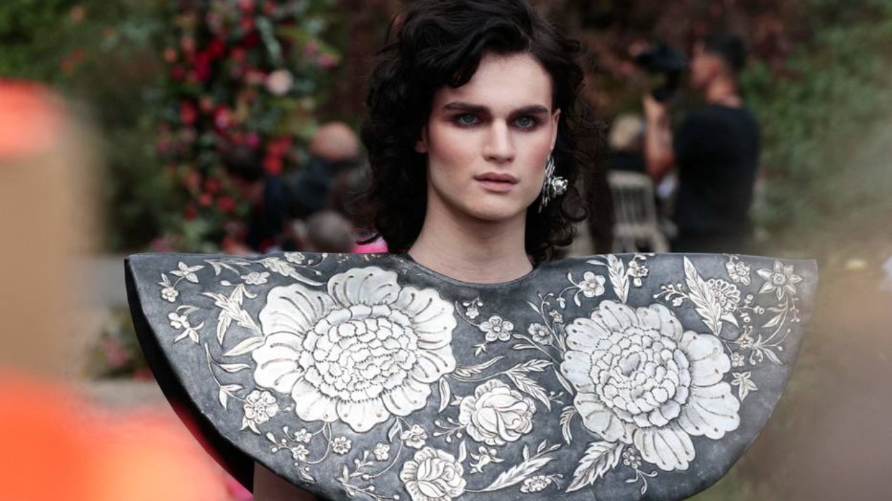 Boa parte das peças que Juana Martín apresentou eram pretas, e os brincos enormes de prata em formato de rosas deram à coleção