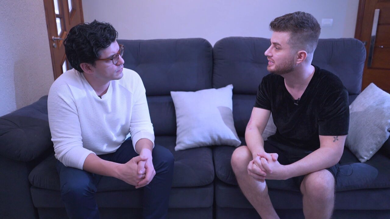 Após dois meses do acidente de ônibus, que culminou na morte de seu parceiro musical, o cantor falou pela primeira vez com a imprensa