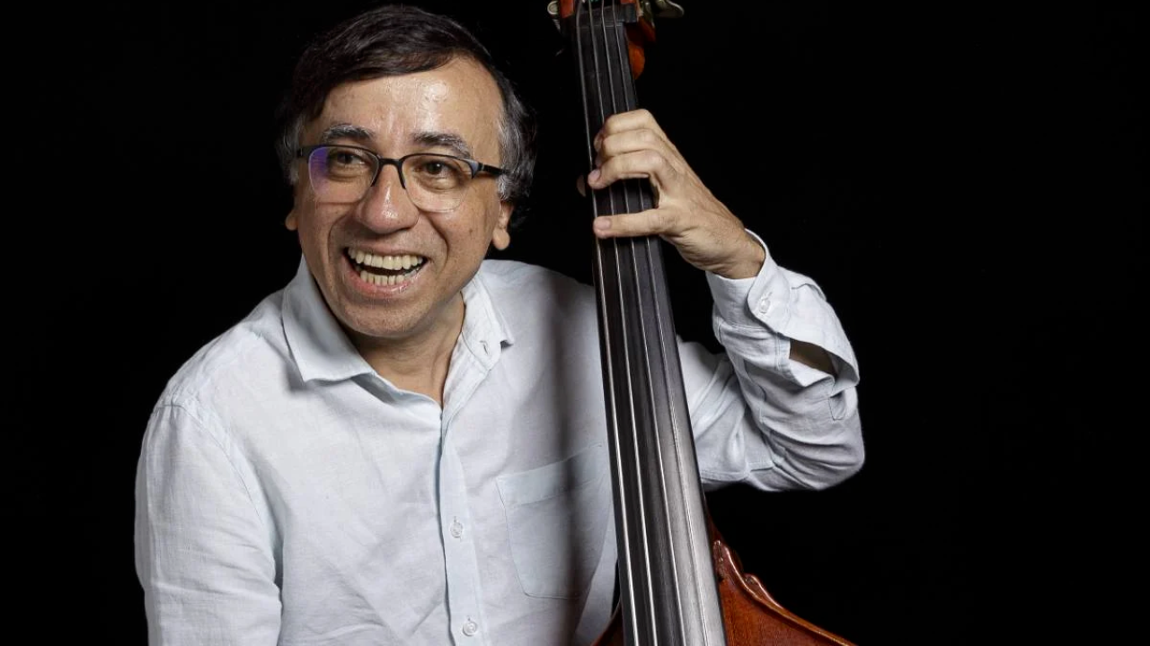 O vascaíno se tornou um ás do ofício musical, sendo encarregado de conduzir, desde 1993, as melodias do peladeiro Chico Buarque