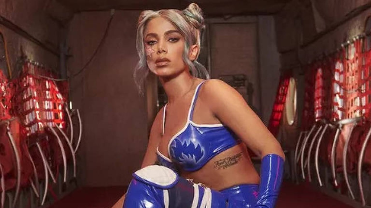 Com a música "Envolver", a cantora foi a primeira artista latina, e a primeira brasileira, a atingir a primeira posição sozinha