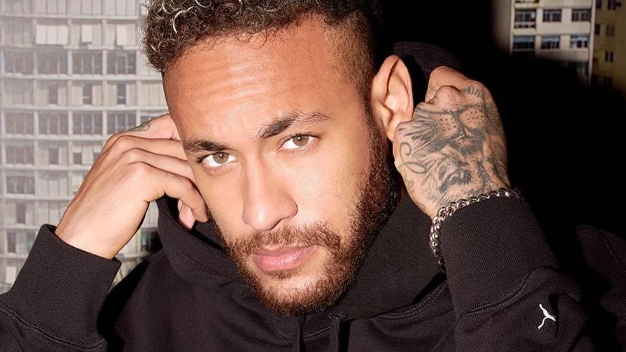 O jogador do Paris Saint-Germain bateu boca com uma internauta nas redes sociais após ela criticar seu estilo de vida