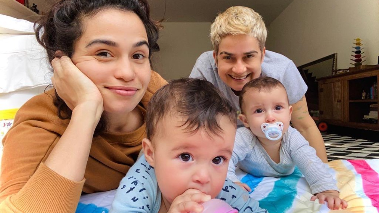 As filhas, que agora estão com 9 meses, já não conseguem mais ficar tão quietinhas e se preparam para andar pela primeira vez