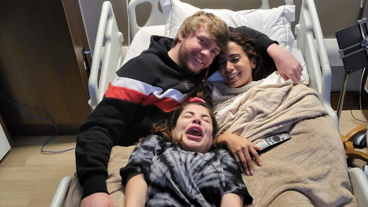 No hospital, a cantora recebeu o namorado, Murda Beatz, e a amiga, Gessica Kayane; o motivo da hospitalização não foi divulgado