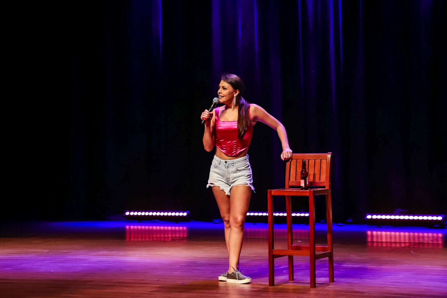 Após lançar recentemente seu especial de comédia na Netflix, Bruna Louise volta a Brasília com Após lançar recentemente seu especial de comédia na Netflix, Bruna Louise volta a Brasília com