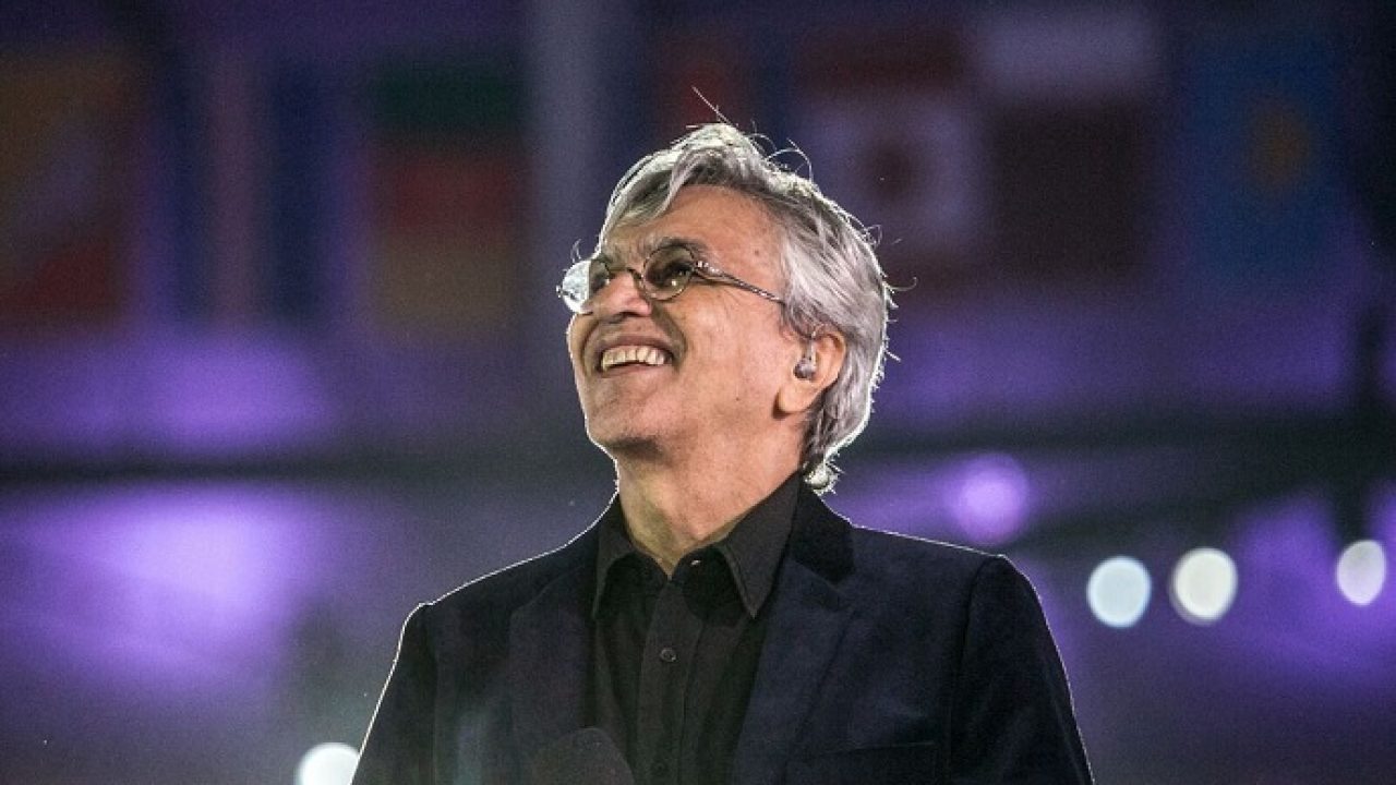 A obra da editora Record, “Outras Palavras: Seis Vezes Caetano”, de Tom Cardoso, será lançada no dia 8 de agosto