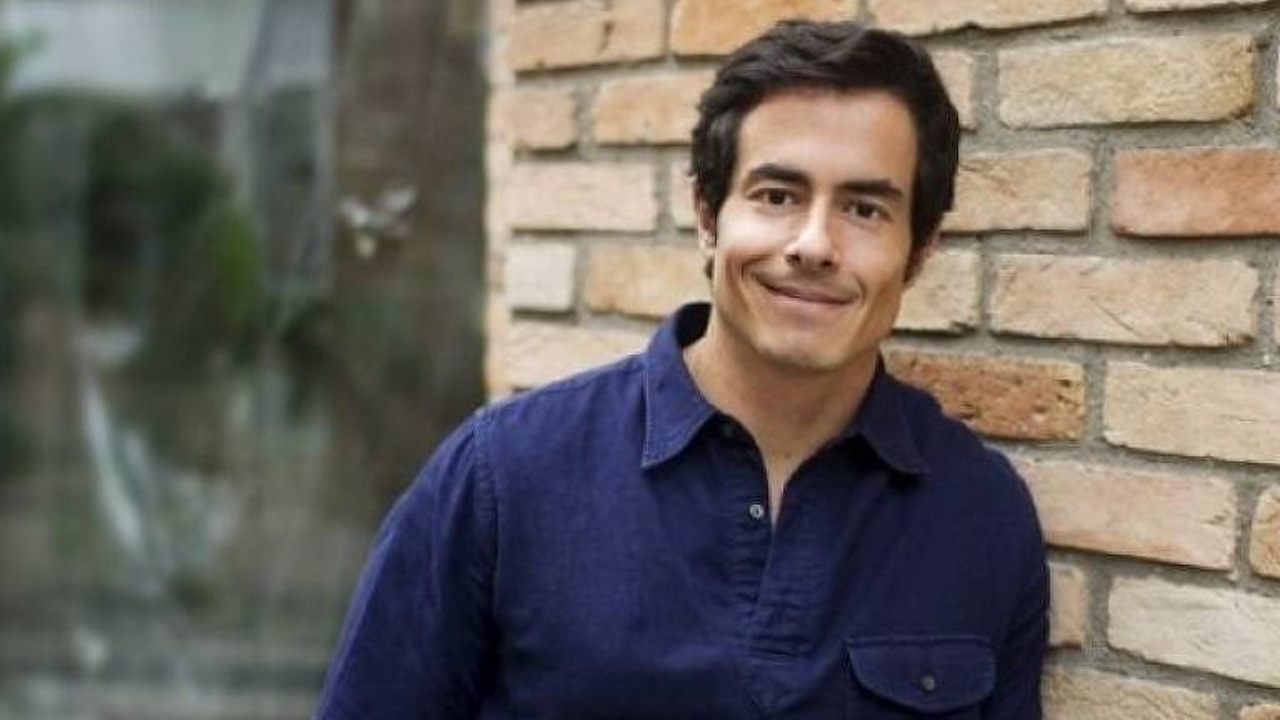 Com passagens pela Globo, Record e SBT, o ator está em pré-campanha nas redes e já até se comunica em politiquês