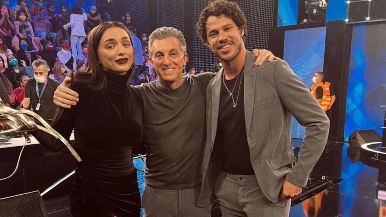 Segundo o ‘Extra’, o romance entre eles começou na semifinal do “Dança dos Famosos", onde ambos estiveram no júri