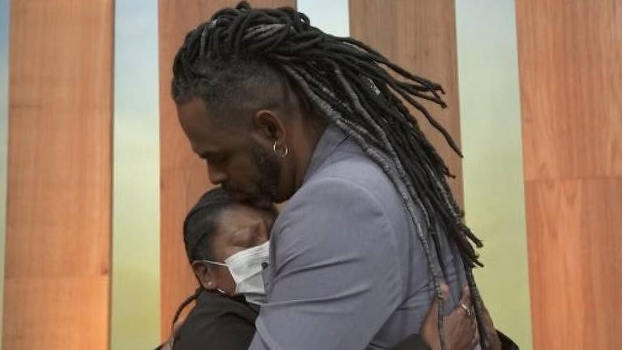 O ‘Encontro’ desta manhã (1) repercutiu o ataque racista sofrido por Titi e Bless, filhos de Giovanna Ewbank e Bruno Gagliasso