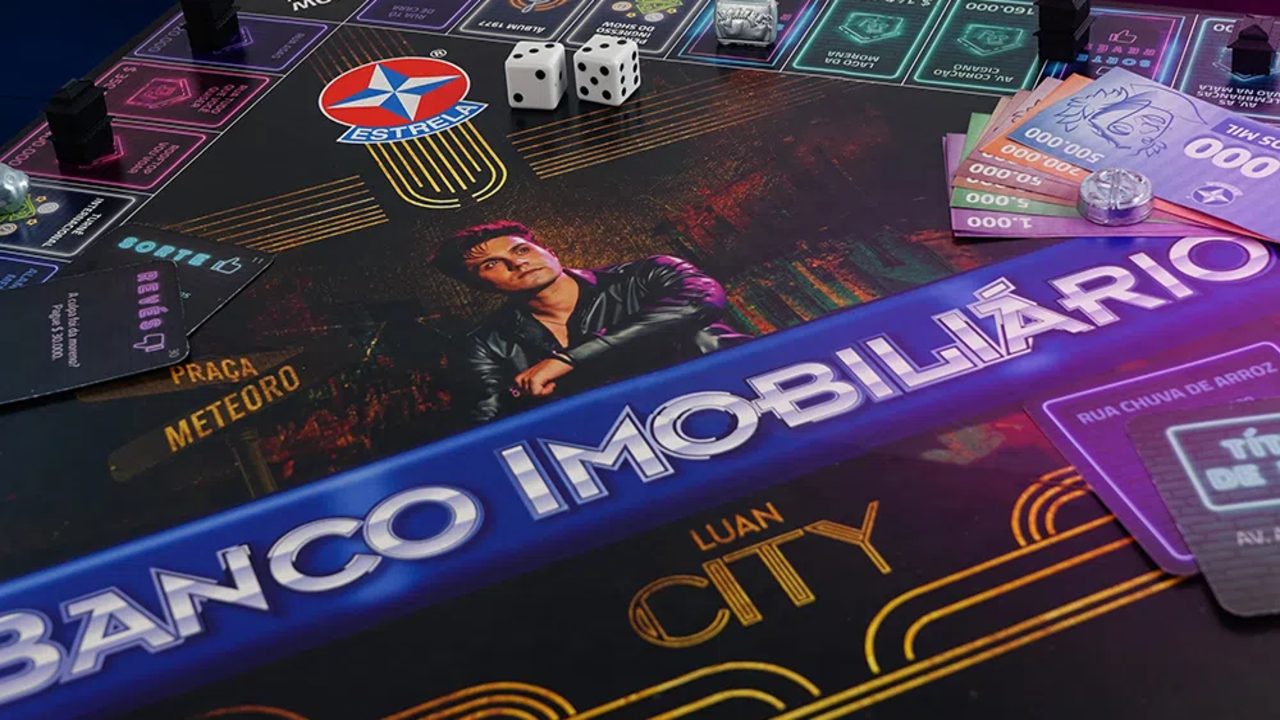 O brinquedo é inspirado no mais recente trabalho do cantor: a turnê e o DVD Luan City, em que o artista simula a sua própria cidade