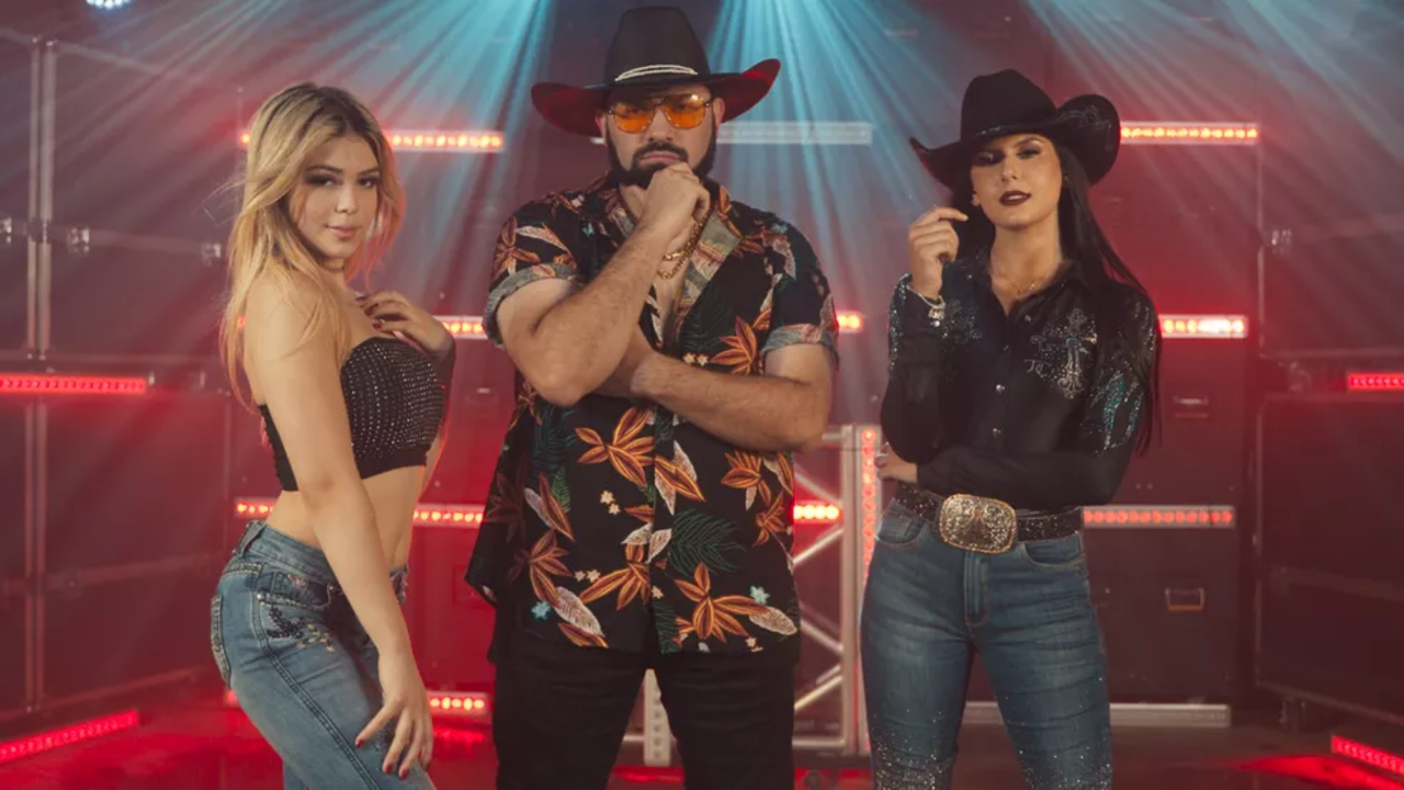 A música, que tem flutuado entre as três primeiras posições das plataformas de streaming, foi composta pelo DJ Chris no Beat