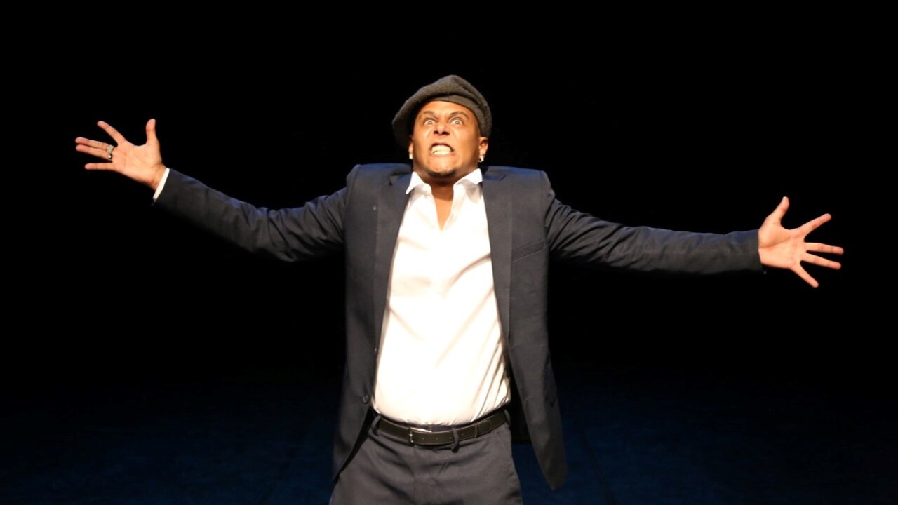 Com direção de Fernanda Jacob, o monólogo com Daniel Landim é uma recriação do clássico “Otelo”, de William Shakespeare