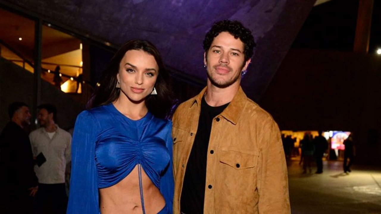 No tapete vermelho do evento, os dois trocaram olhares e assumiram que estão em um relacionamento em conversa com o Gshow