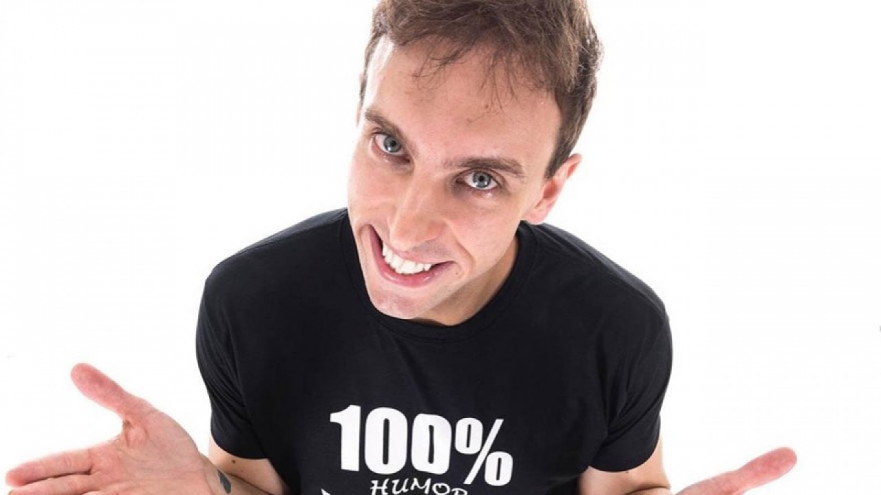 Em seu canal do YouTube, o comediante compartilhou um de seus shows de stand-up comedy que fala da demissão