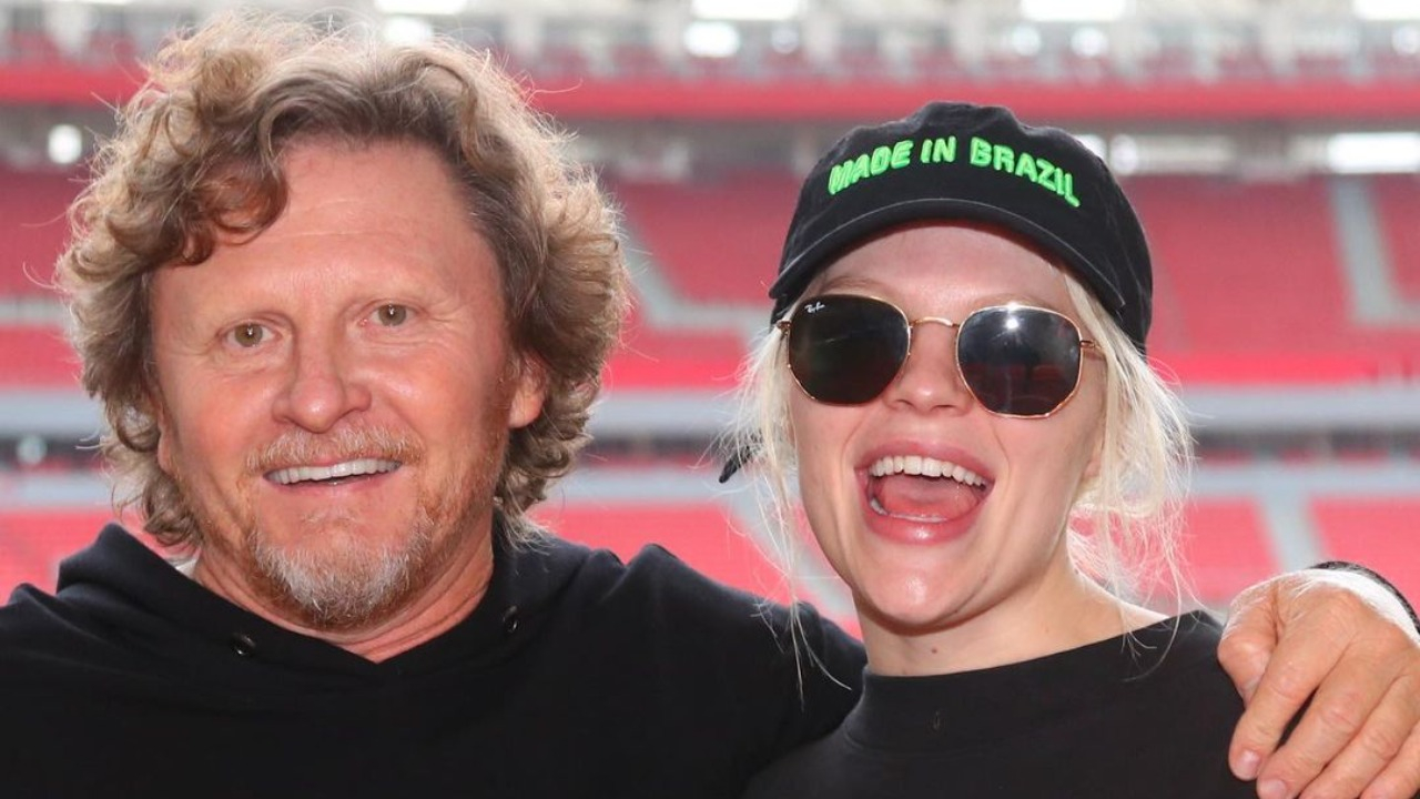 A cantora compartilhou alguns registros ao lado de seu pai e lamentou estar longe dele no Dia dos Pais, comemorado no último domingo