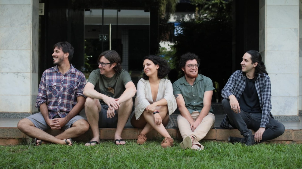 As bandas Calliandra, 3 e a Verotecnia, Bananas Caipiras e DJ Razec, se apresentam no palco do O’Rilley