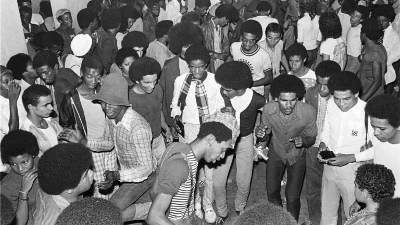 Na obra se vê o alcance dos bailes ao longo da década, atravessando mais de 30 bairros cariocas, de Botafogo a Bangu