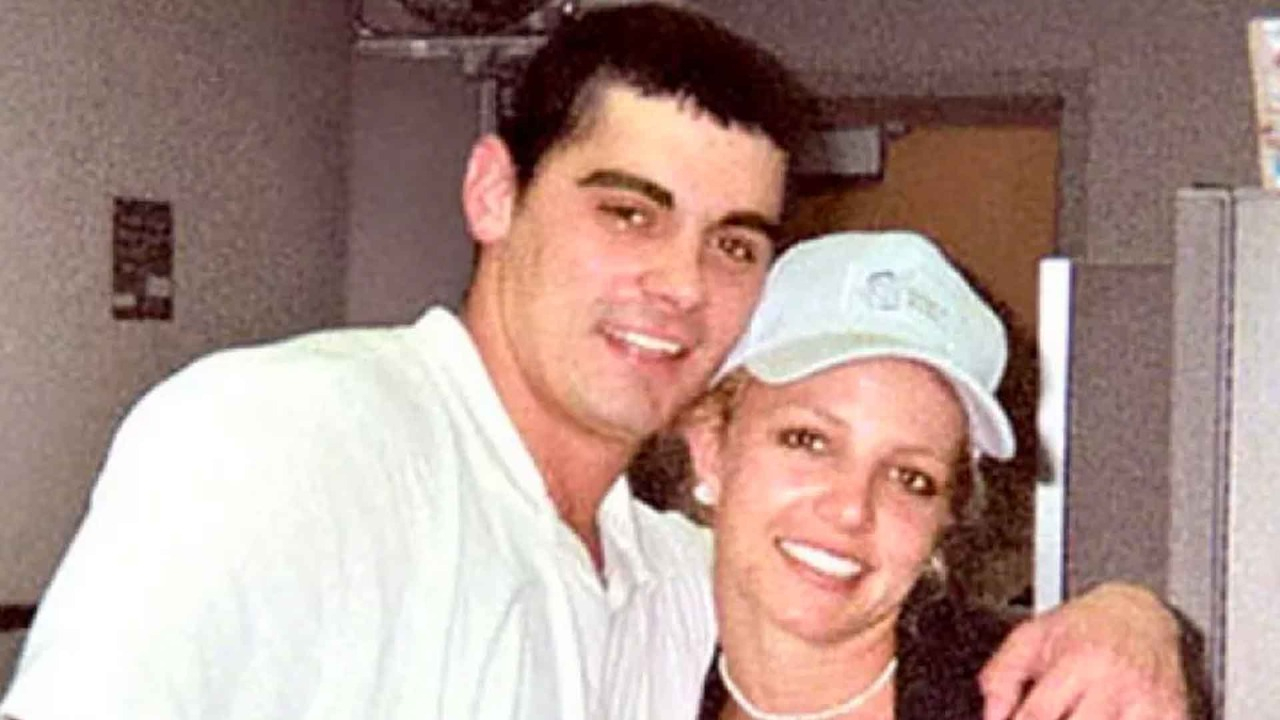 Segundo o site PageSix, o registro de prisão de Alexander aponta acusações de roubo e compra/recebimento de propriedade roubada