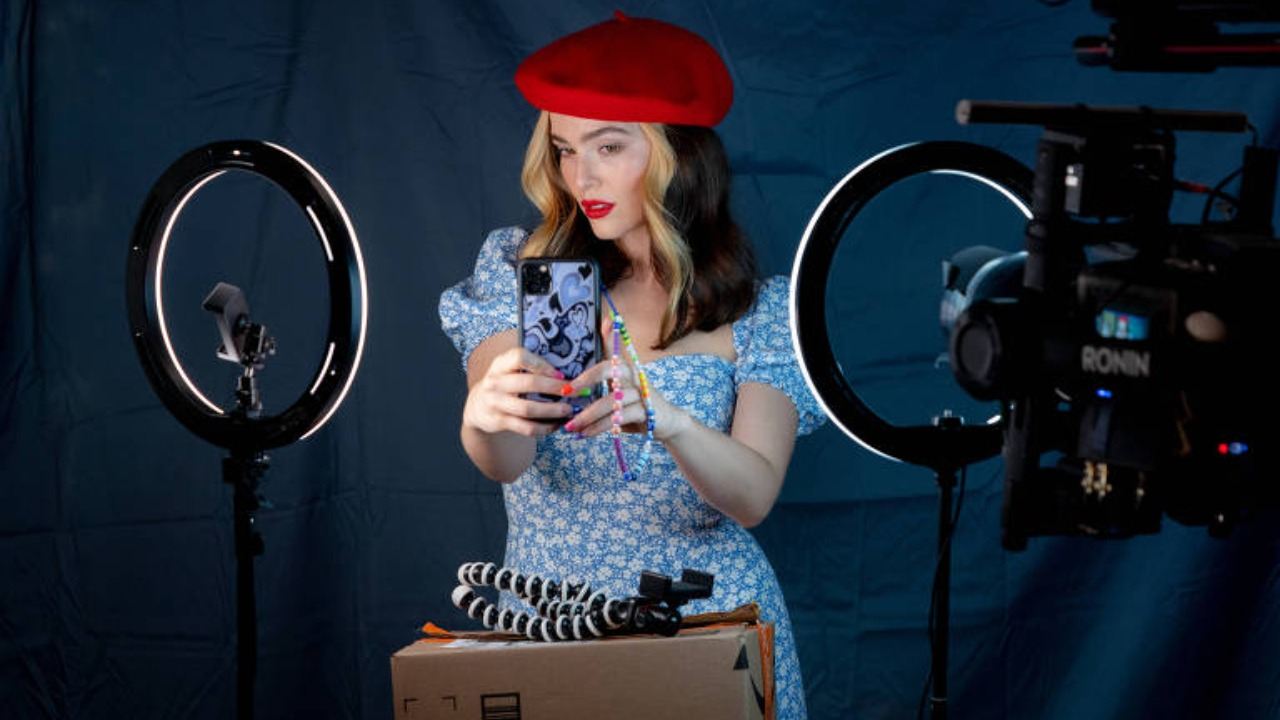 O título, lançado sem muito alarde no final de julho no canal de streaming Star+, tem Zoey Deutch como atriz principal