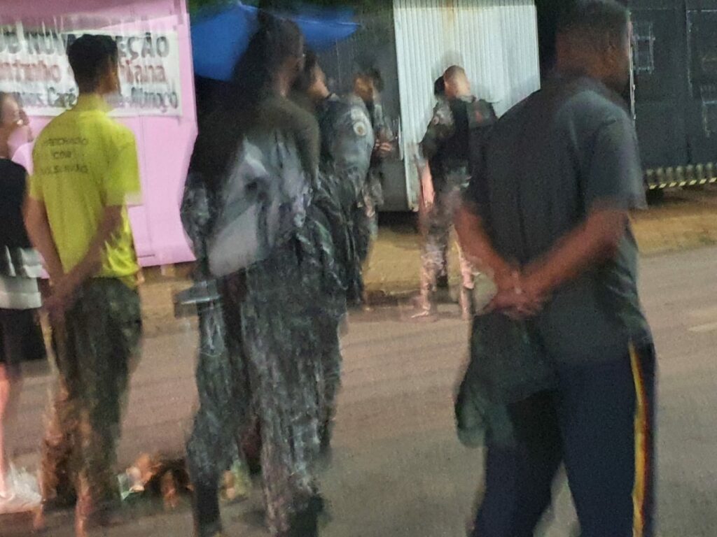 PMDF aborda manifestantes com estilingues e r&aacute;dios comunicadores pr&oacute;ximos  ao STF