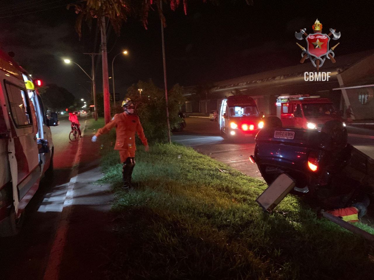 Carro capota e para em cima de motorista na Ceilândia