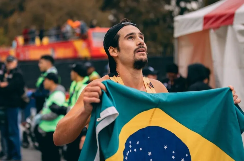 O ator correu mais de 40km em menos de três horas e foi o brasileiro mais ligeirinho da competição