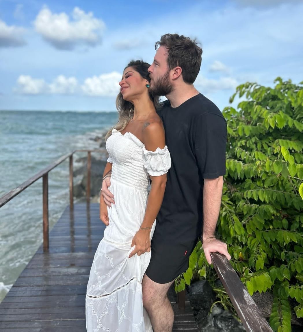 Ex de Arthur Aguiar faz declaração de amor para o novo namorado e web não perdoa nos comentários