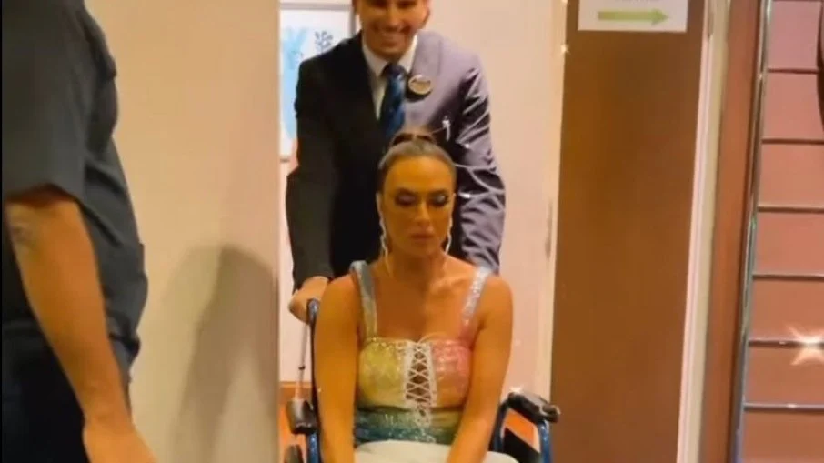A modelo estava no evento que celebra os 60 anos da apresentadora, mas passou perrengue nada chique com acidente