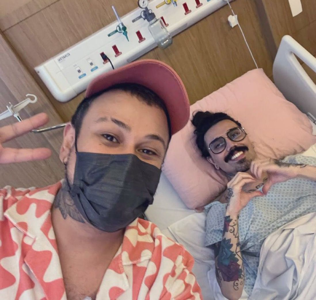 o Edu, do canal Diva Depressão, disse que a a região infeccionou e foi necessária uma intervenção cirúrgica para retirar o excesso de pus que se formou no local