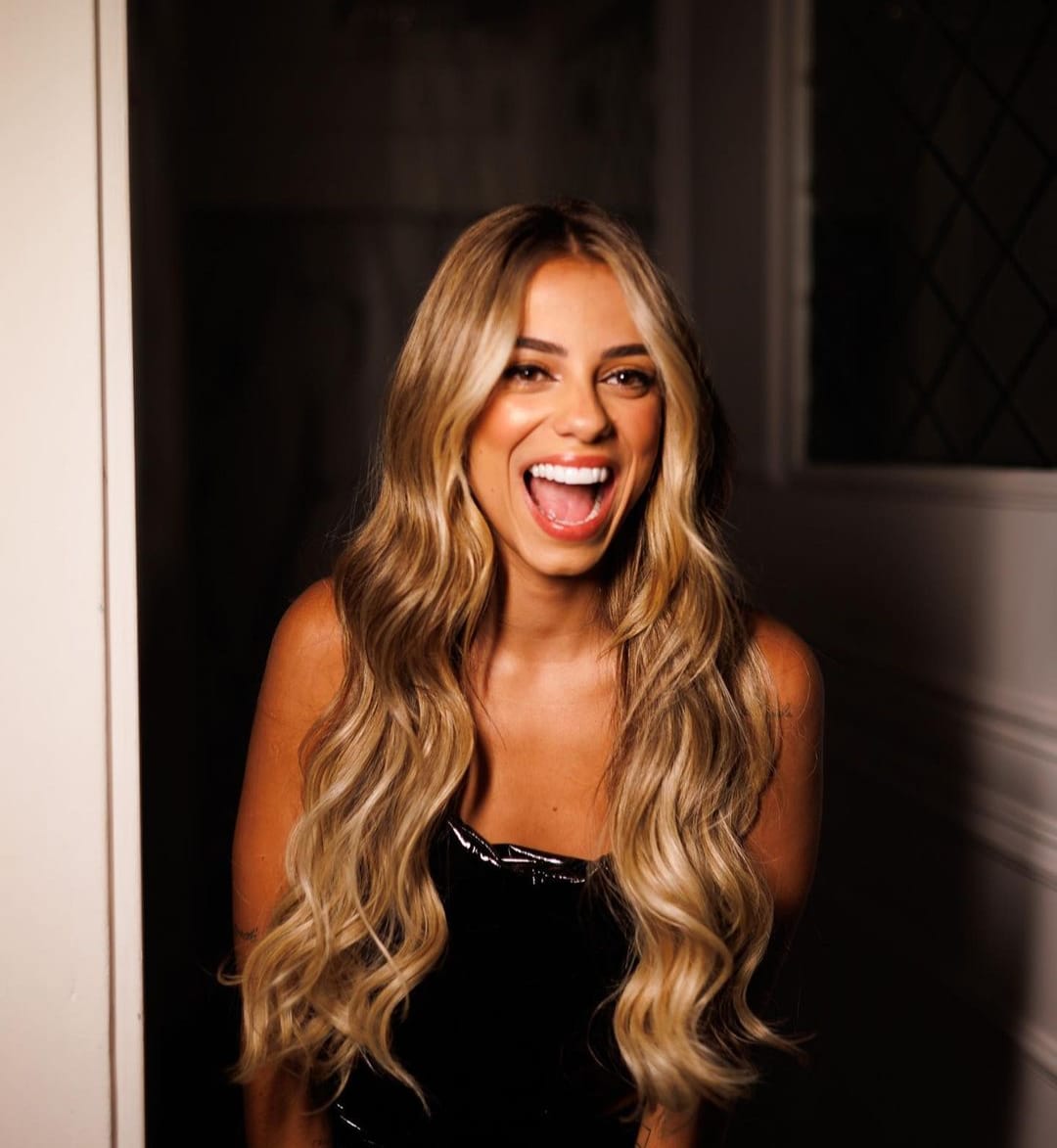 A gata passou por transformação e surgiu com madeixas de comercial de shampoo