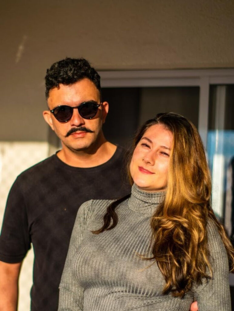 Casal adepto ao poliamor sofre preconceito de vizinhos, alegaram que