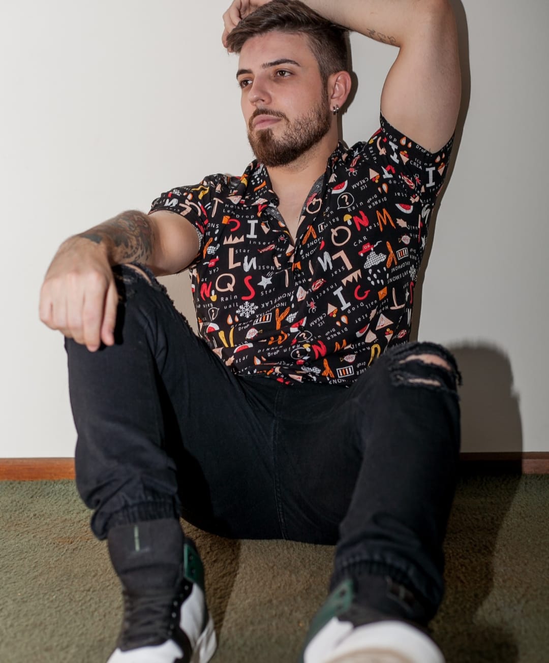 Quem é Enzo Flores? Conheça o artista completo que se destaca pela sua ...