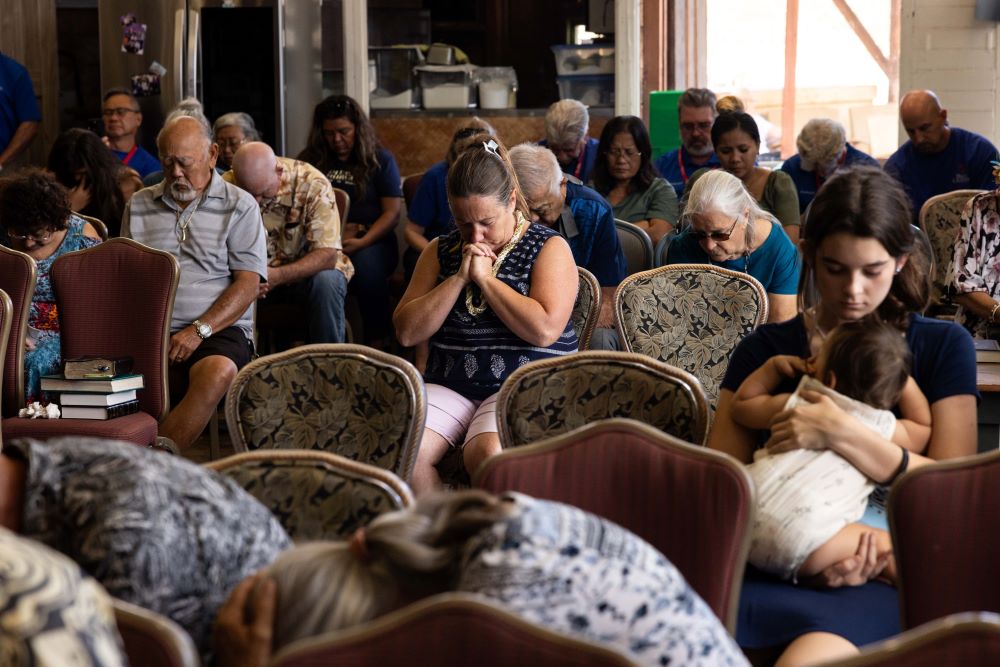 Pastor que perdeu tudo no incêndio no Havaí consola sobreviventes