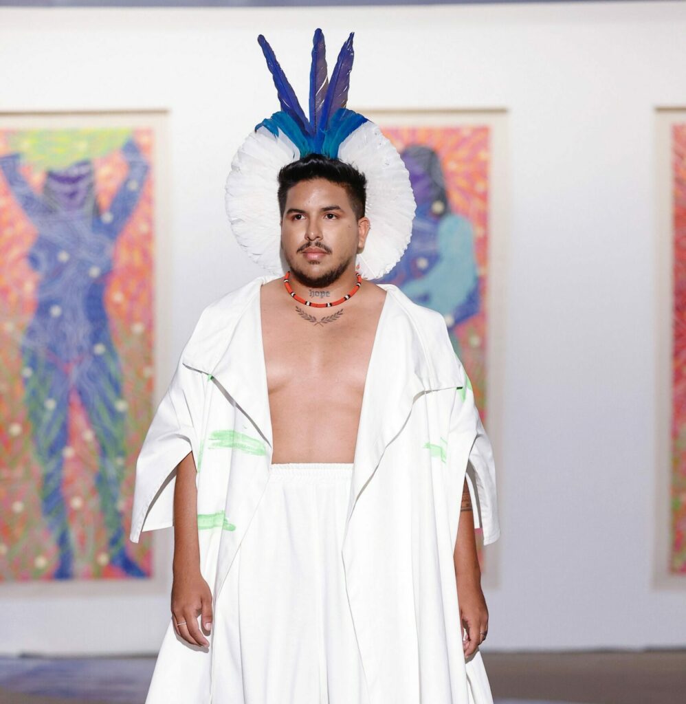 Desfile com inspiração indígena leva Yapoña Guajajara para a passarela ...