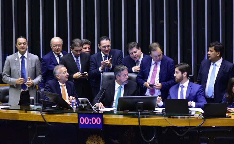 C&acirc;mara aprova reforma tribut&aacute;ria em vota&ccedil;&atilde;o hist&oacute;rica - Jornal de Bras&iacute;lia