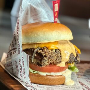Foto: Crunchy Ribs Burguer, Menu Bold, Outback. Crédito: Leonardo Resende.