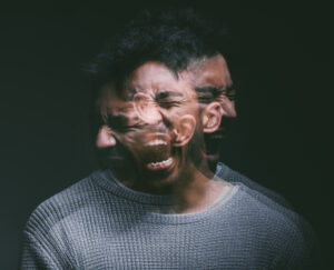 homem jovem experimenta angústia mental