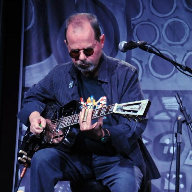 Foto: Antônio Augusto, guitarrista, House Band. Crédito: Divulgação