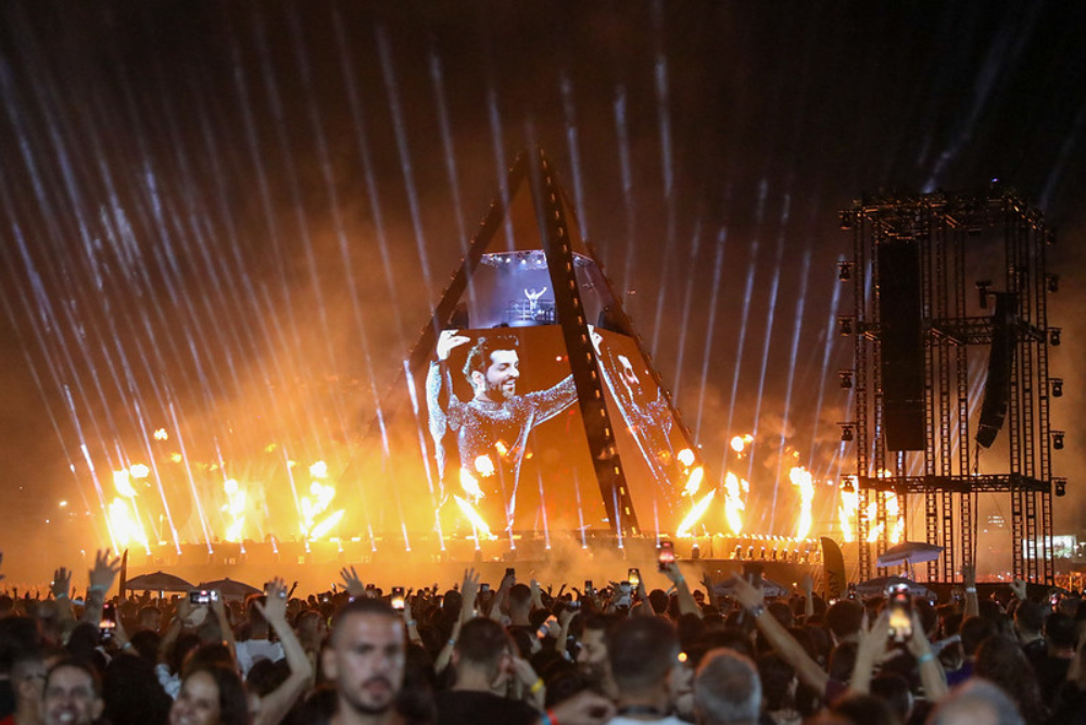 Show histórico do DJ Alok reúne multidão para celebrar os 64