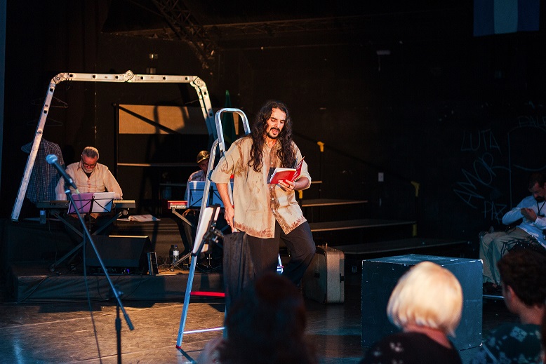 Espetáculo musical Gracias a La Vida. Crédito: Beatriz Braga