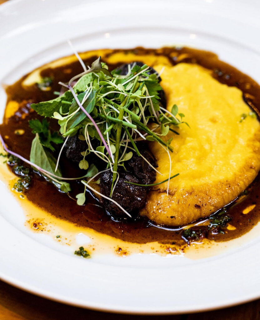 Bochecha suína e polenta cremosa - Le Birosque. Crédito: Grupo Rocks