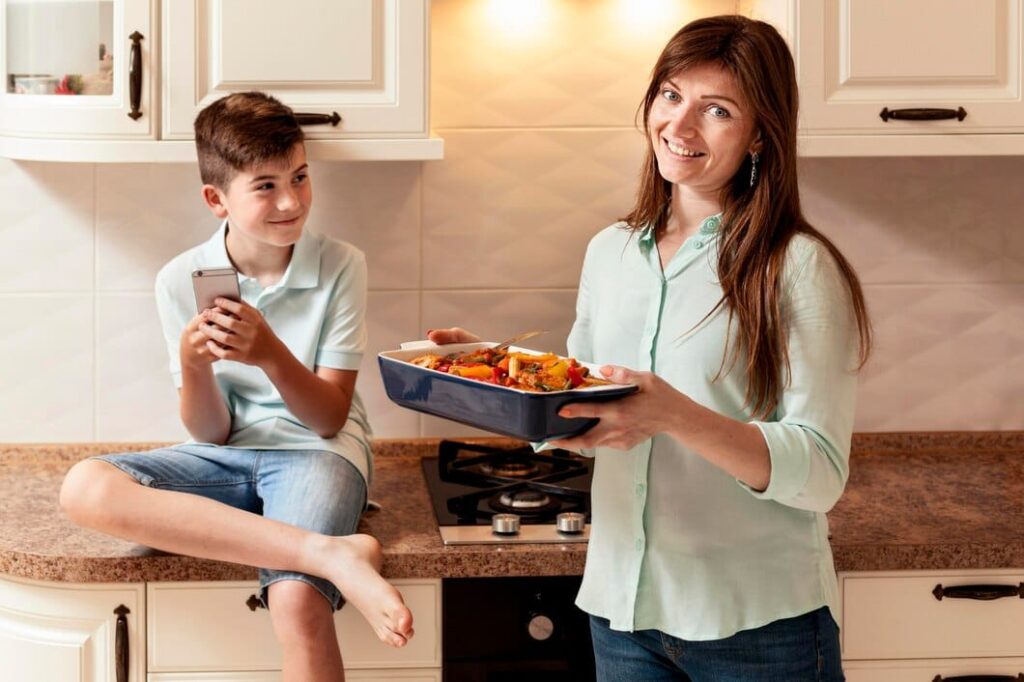 Mãe prepara comida para filho.