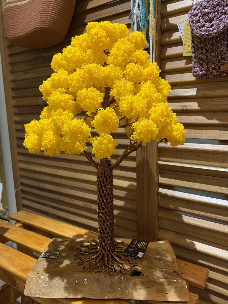 O ipê, um dos símbolos de Brasília, trabalhado em metal por Felipe Andrade. Crédito: Divulgação.