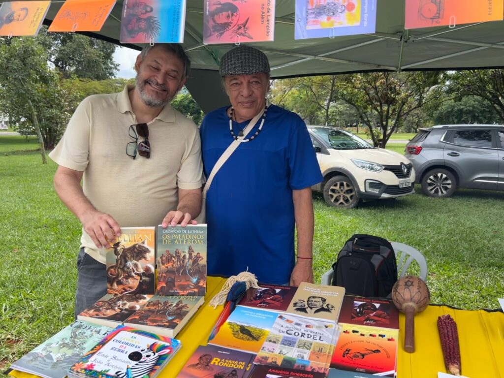 Escritores Eddy Samadhi e Jairo Mozart na Tenda Literária, no Eixão do Lazer. Foto: Amanda Karolyne.