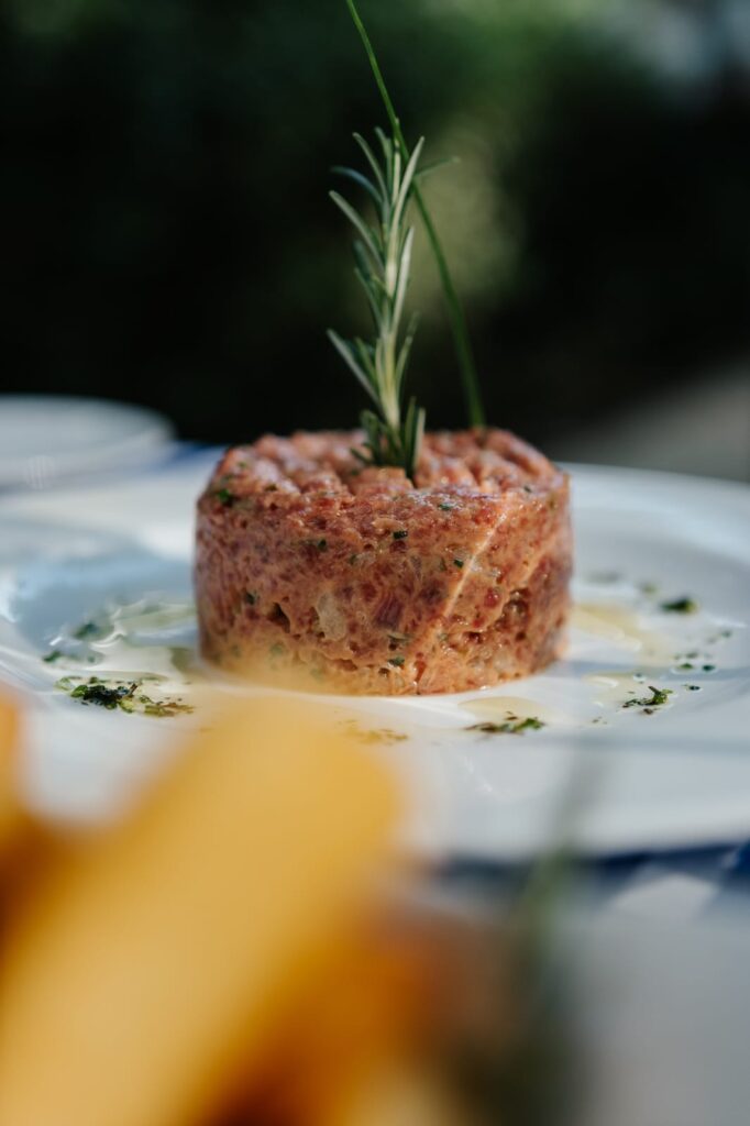 Steak Tartare - Le Vin Bistrô. Foto de Lara Queiroz/ Lazu Comunicação