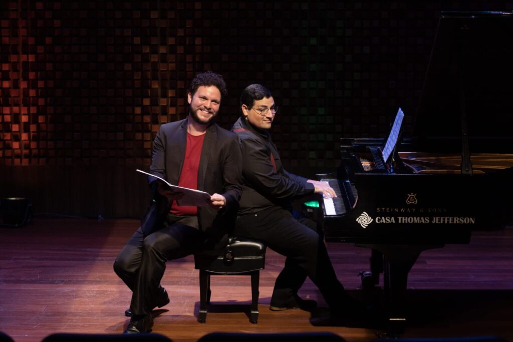 Duo Albireo, composto por Arthur Felix e Tito Pacheco. Foto: Marco Akira/Divulgação